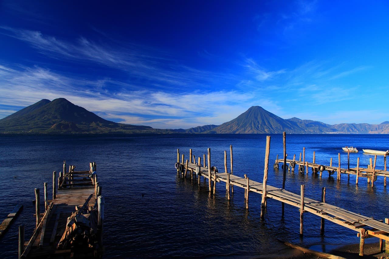 Lago de aguas tranquilas entre montañas de Guatemala, en el chat de Concepción Huista