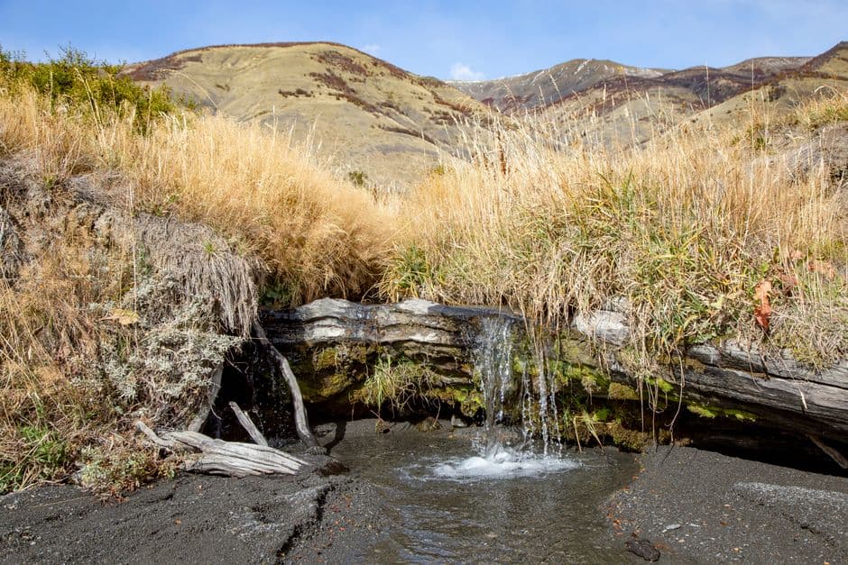 Agua que fluye hasta formar un charco, en el chat de El Manantial
