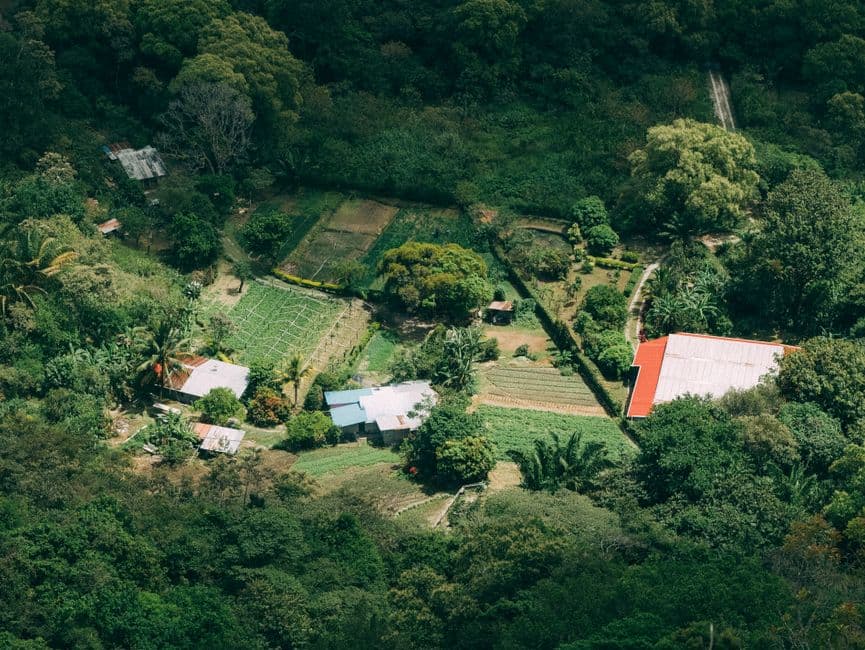 Vista aérea de tierras de cultivo frondosas en un valle, en el chat de Langue