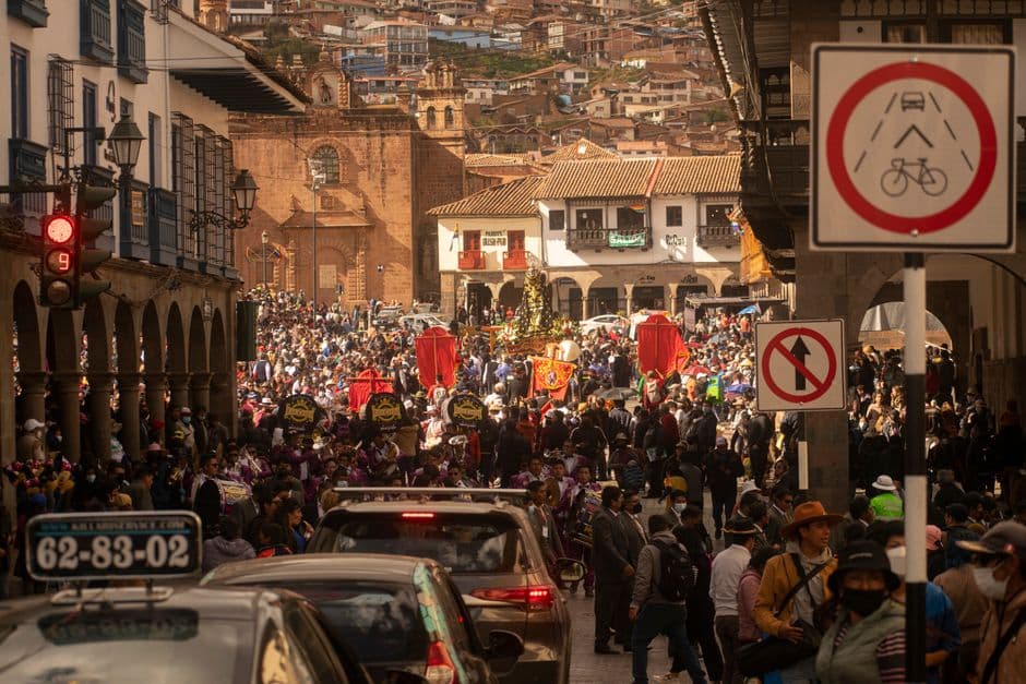 Calle abarrotada durante una procesión religiosa, en el chat de Reque