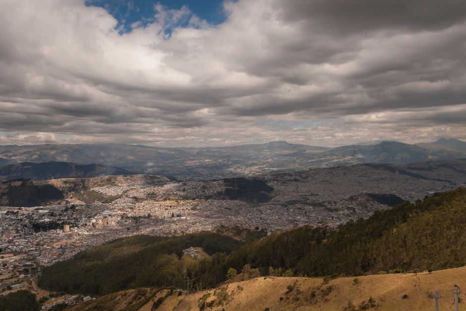 Panorámica de Bogotá al atardecer con montañas y nubes, en la sala de chat de Zipaquirá