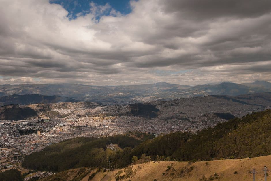 Panorámica de Bogotá al atardecer con montañas y nubes, en la sala de chat de Zipaquirá