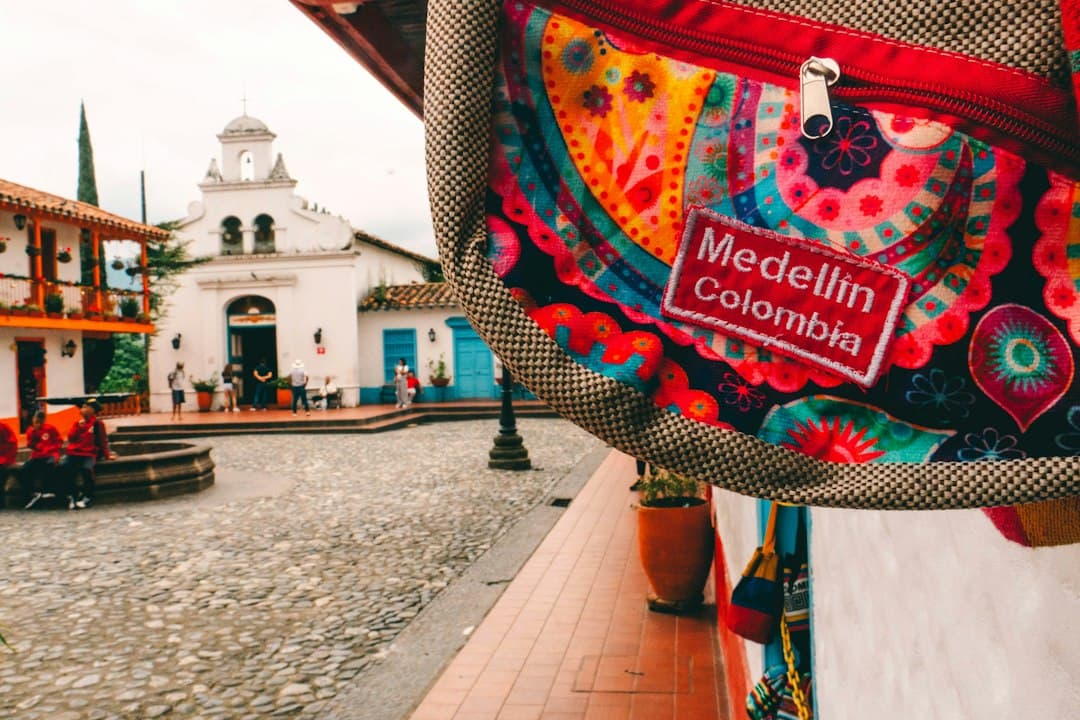 Bolso de colores colgado en la fachada de un edificio, en el chat de Fredonia