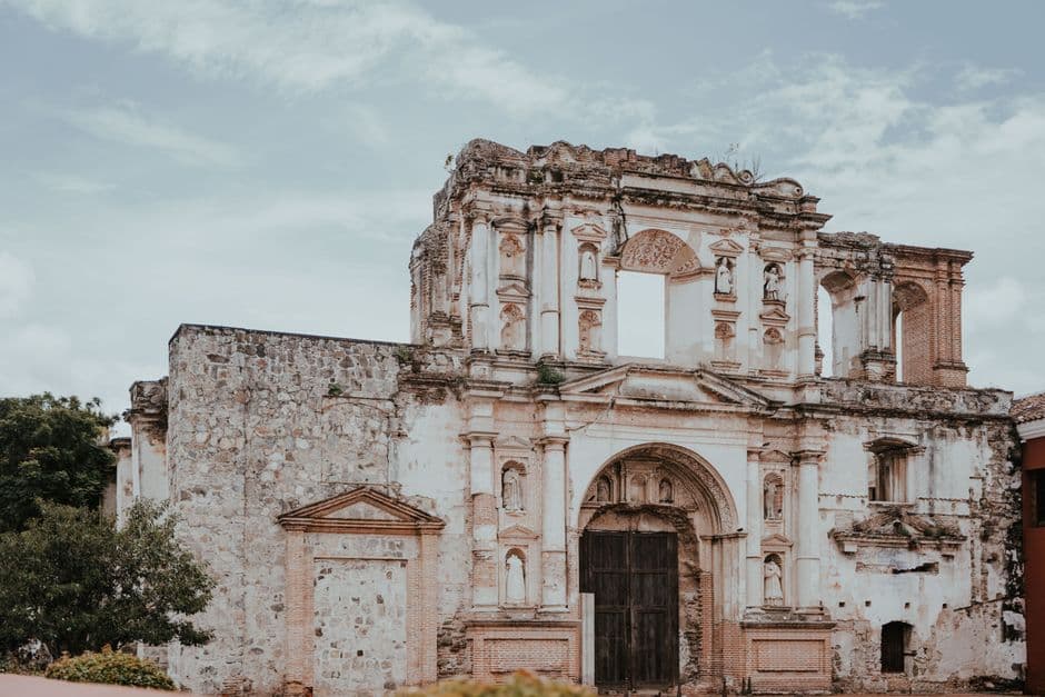 Ruinas de una iglesia y un convento coloniales, en el chat de San Antonio Sacatepéquez