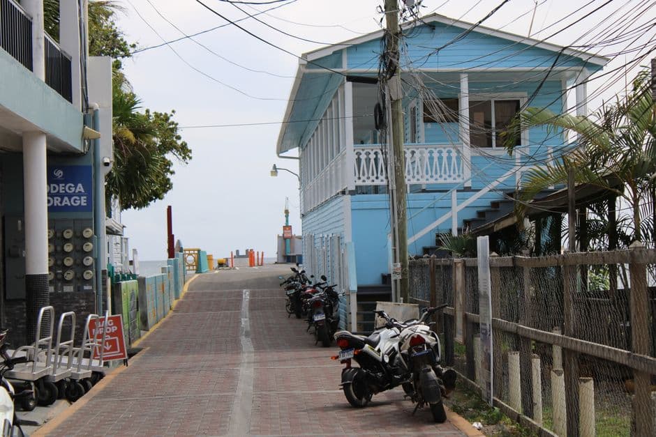 Calle con una casa azul en Honduras, en el chat de San Jerónimo