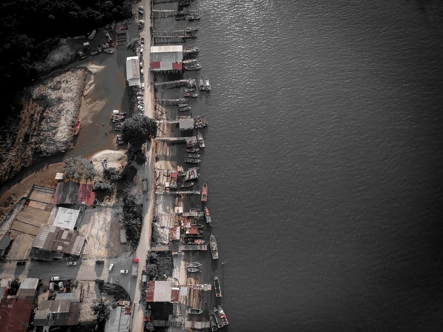 Embarcadero con barcas en el agua, en el chat de Puerto Carreño
