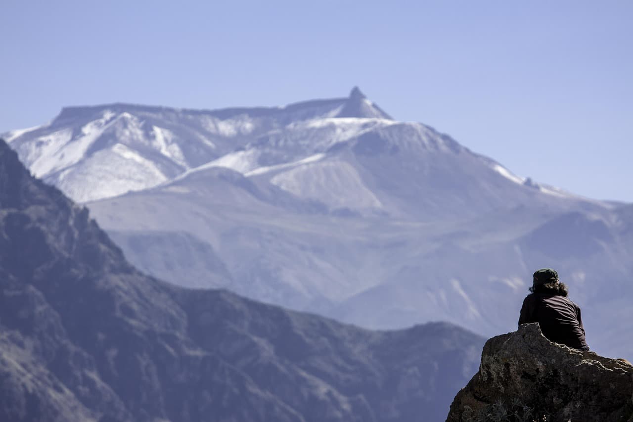 Excursionista subiendo a la montaña al aire libre, en el chat de Los Andes