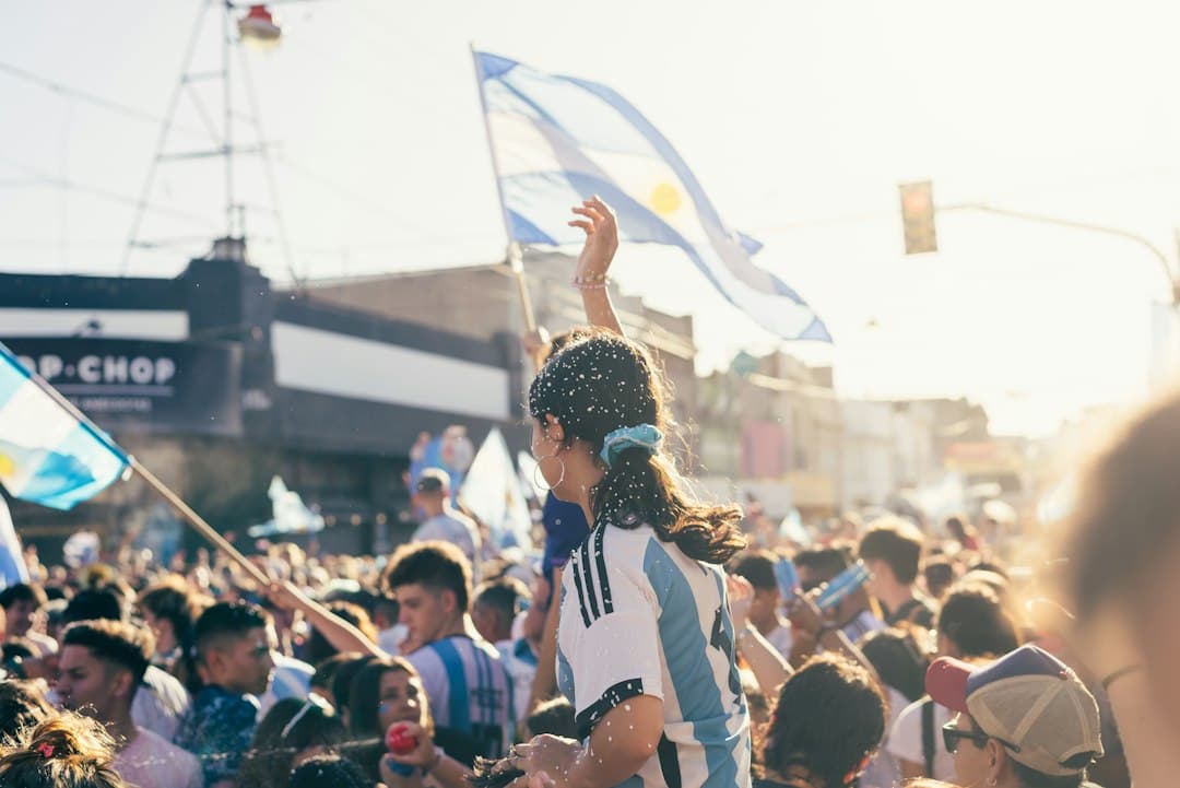 Multitud de personas reunidas de pie, en el chat de Veinticinco de Mayo