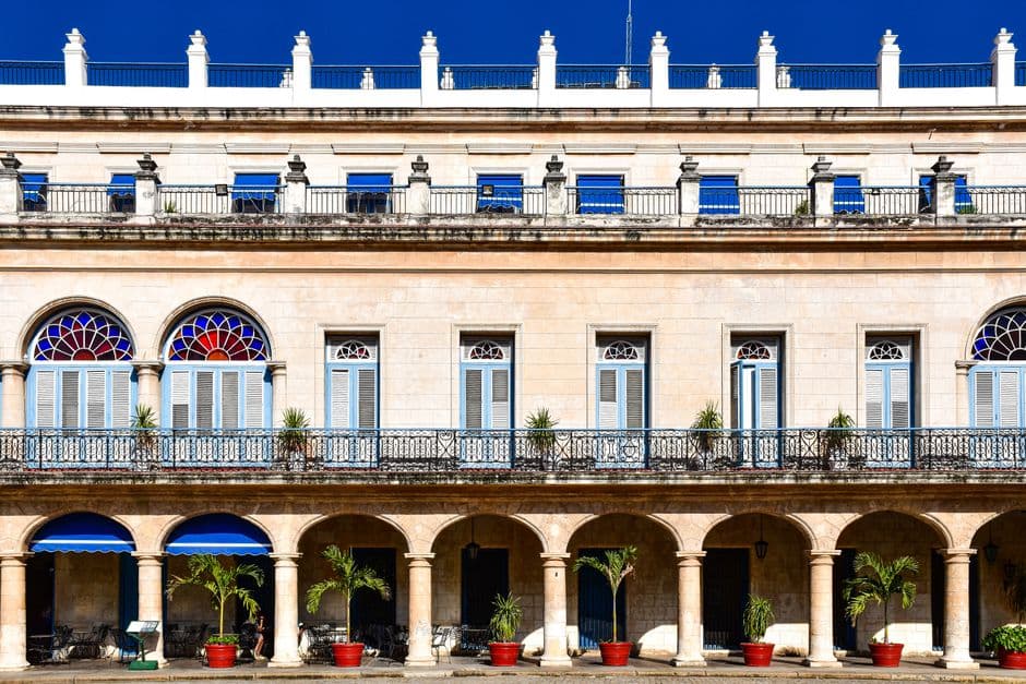 Fachada de hotel con columnata y terrazas, en el chat de Santa Isabel