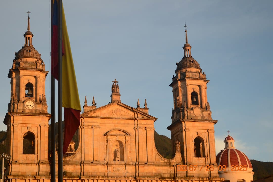 Iglesia grande con dos torres y una cúpula, en el chat de Magangué