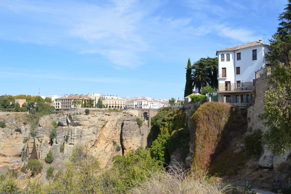 Acantilado con vista al mar y cielo azul, en la sala de chat de Pueblo Nuevo