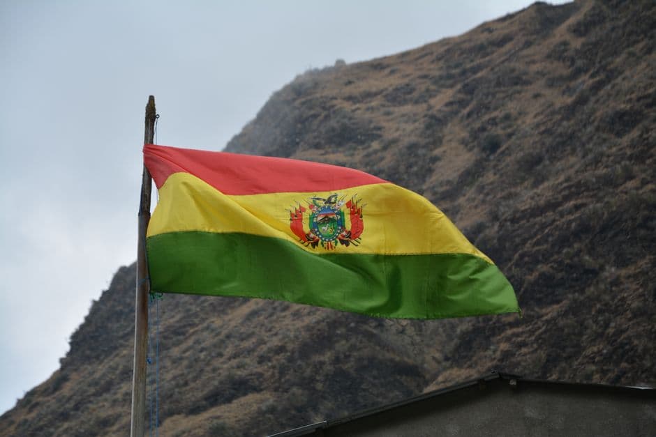 Bandera de Bolivia ondeando al viento, en el chat de Batallas