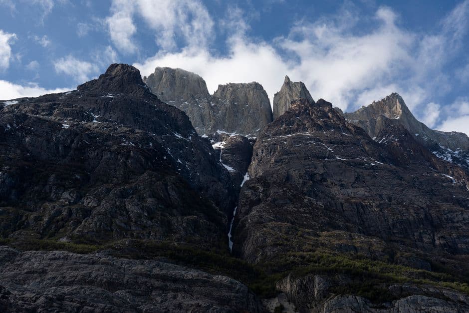 Cordillera bajo un cielo azul con nubes blancas, en el chat de Bulnes