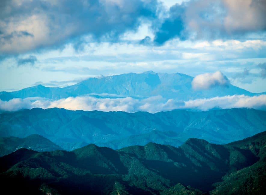 Cordillera bajo un cielo nublado, en el chat de Sabanagrande