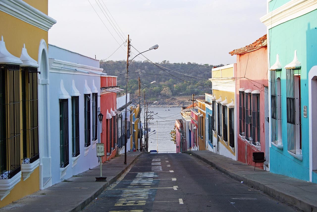 Casas bajo el sol en una calle venezolana, en la sala de chat de Arístides Bastidas