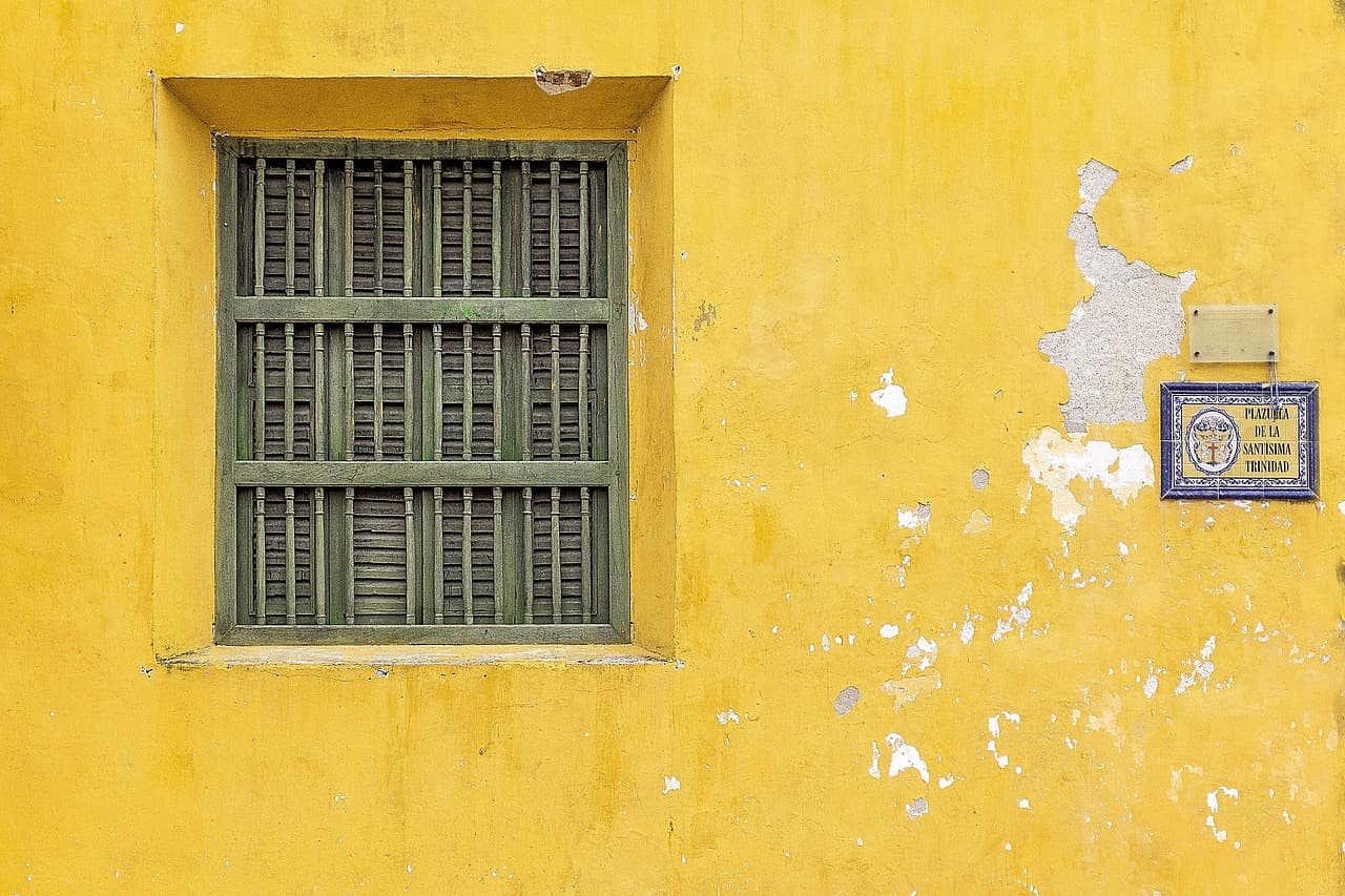 Ventana con contraventanas en un edificio colonial, en el chat de Timaná