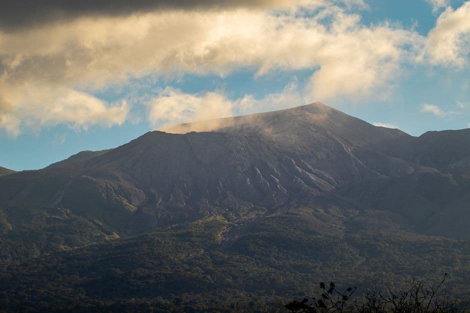 Volcán entre montañas, en el chat de El Rama