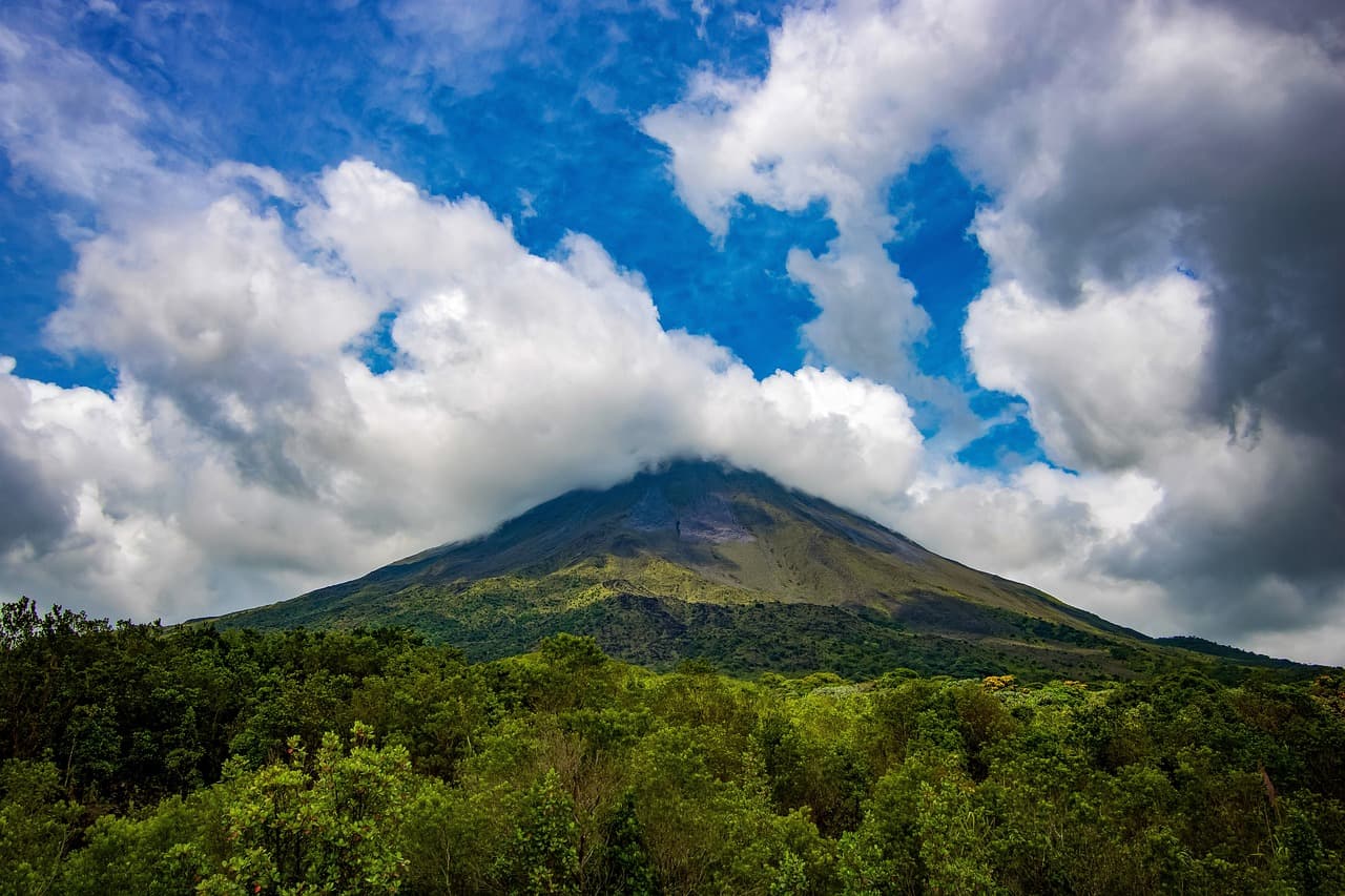 Paisaje de montaña con un volcán, en el chat de Roxana