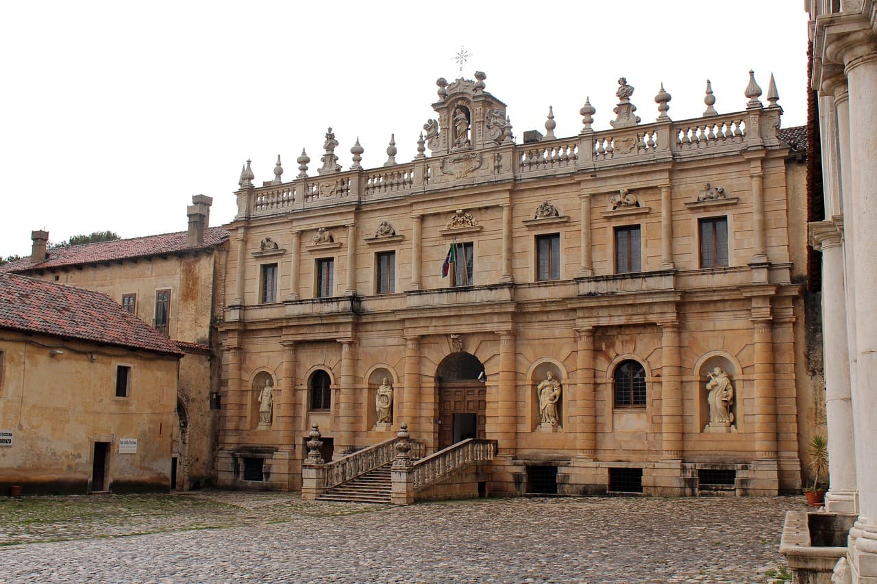 Antiguo monasterio cartujo con su claustro, en el chat de San Lorenzo
