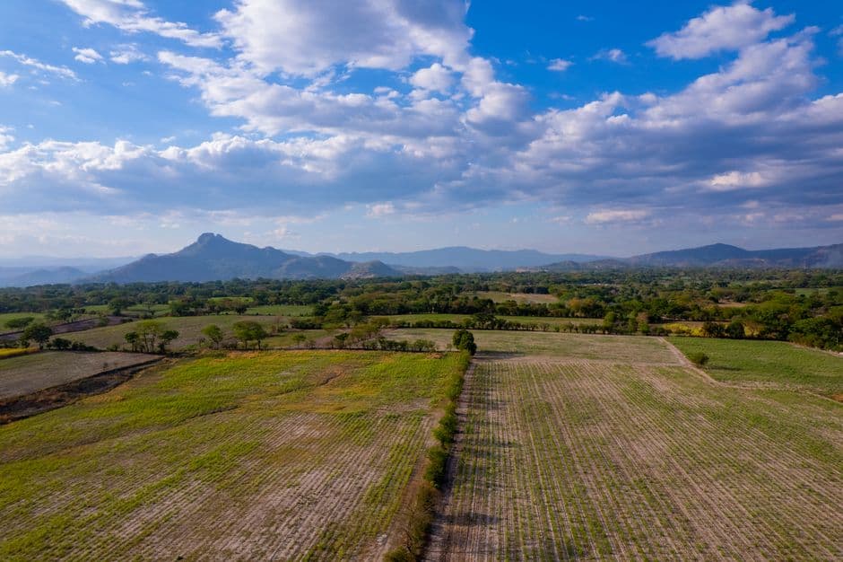 Vista aérea de campos en El Salvador, en el chat de San Francisco Gotera