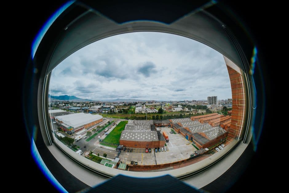 Paisaje urbano visto con ojo de pez a través de una ventana, en el chat de Simití