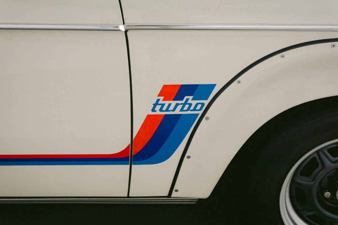 Un automóvil blanco con detalles de turbo, en la sala de chat de Turbo