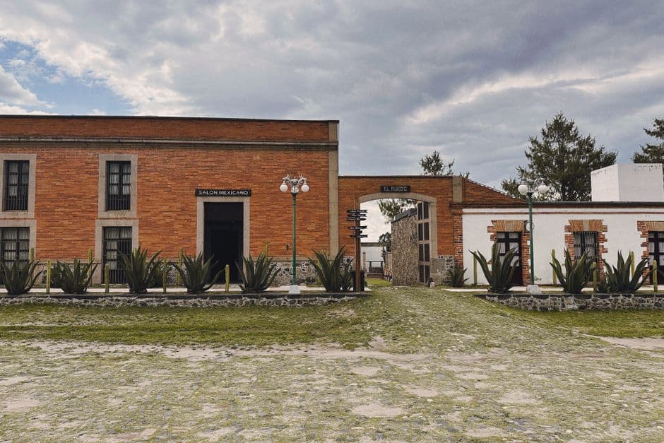 Edificio mexicano antiguo de ladrillo y estuco, en el chat de Villa Hidalgo