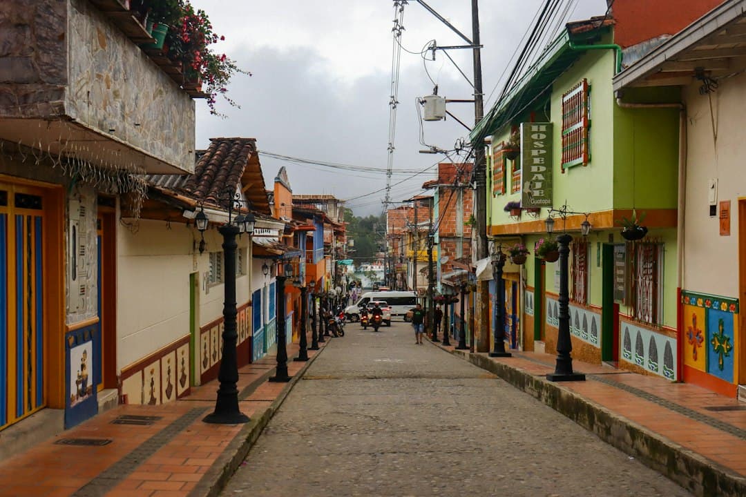 Edificios de colores a lo largo de una calle empinada, en el chat de Rovira