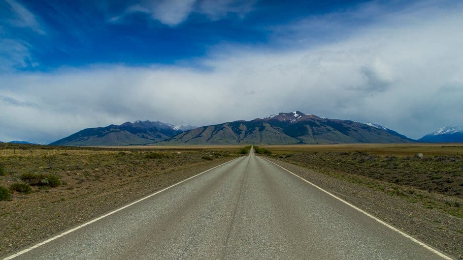 Carretera en una meseta con montañas en el horizonte, en el chat de Santa Lucía