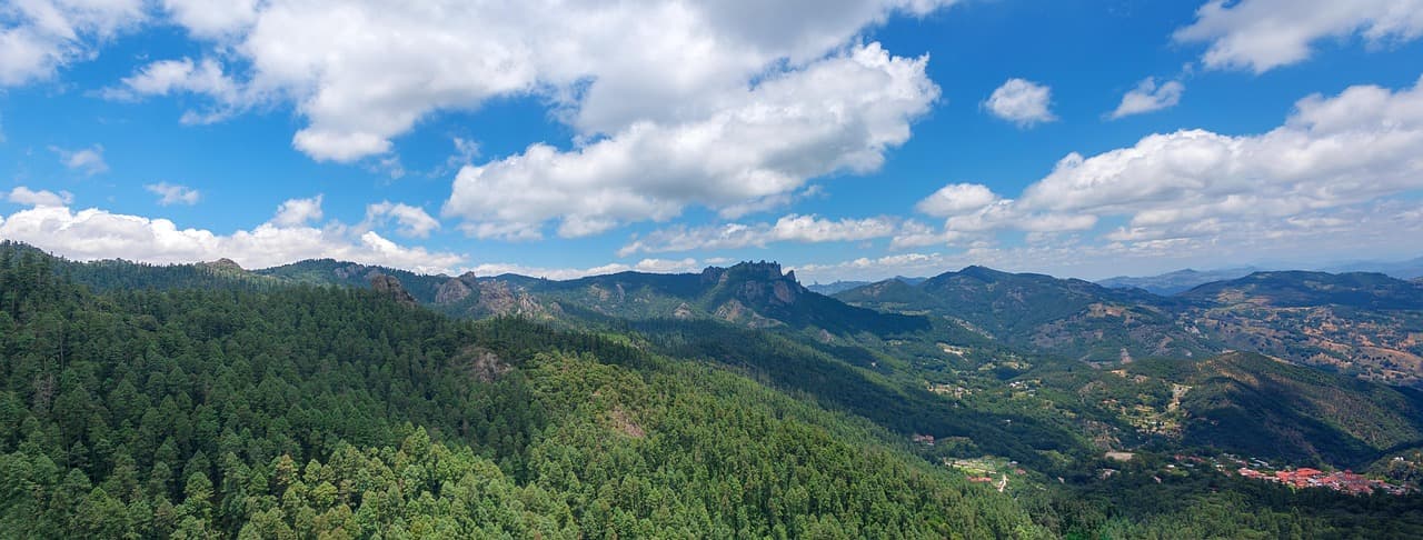 Montañas cubiertas de nubes en plena naturaleza, en el chat de Metztitlán