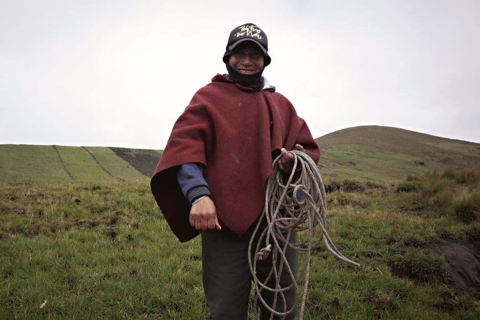 Hombre ecuatoriano con poncho y una cuerda al aire libre, en el chat de Calceta