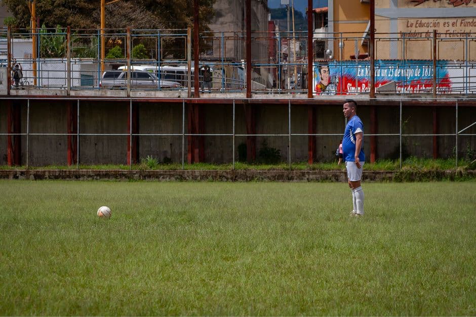 Hombre en un campo de fútbol, en el chat de Caicara de Maturín