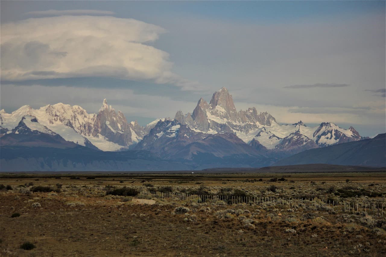 Paisaje de campo con montañas al fondo, en el chat de Navarro