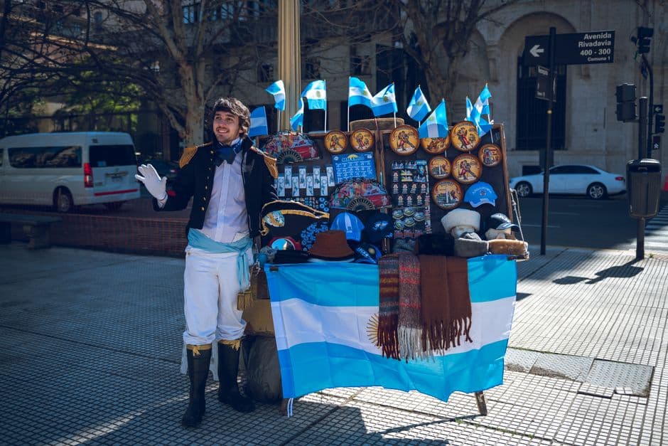 Vendedor ambulante con banderas argentinas, en el chat de Rivadavia