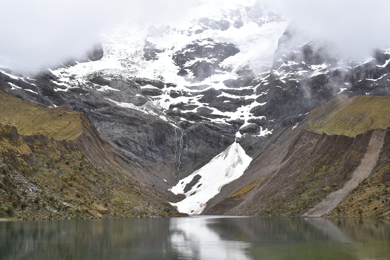 Lago de agua helada en un páramo en invierno, en el chat de Frías