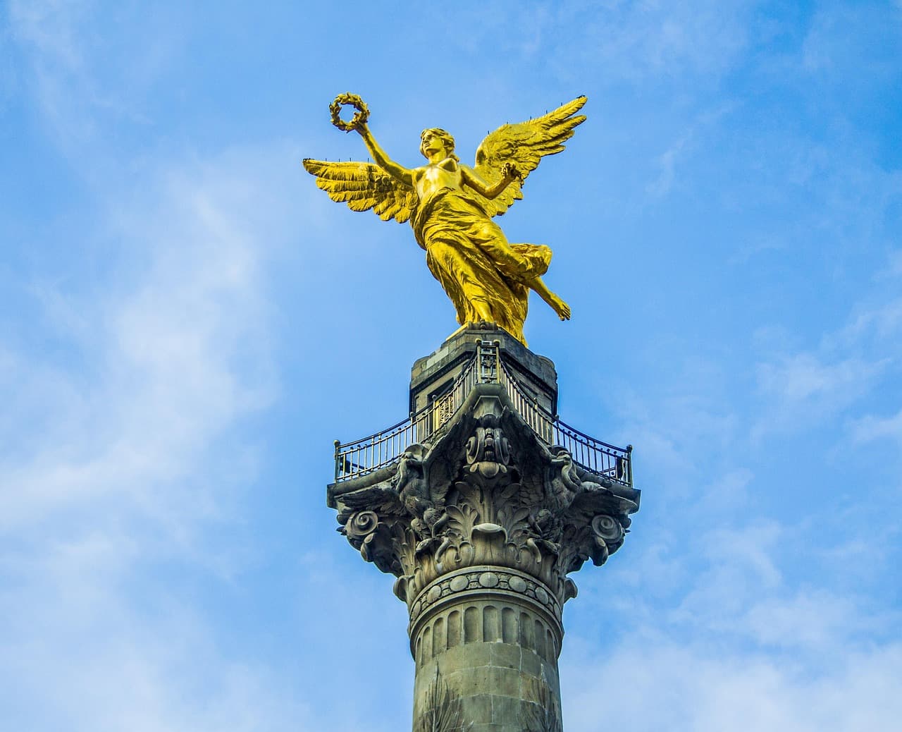 Estatua dorada de un ángel sobre su columna en México, en el chat de Victoria