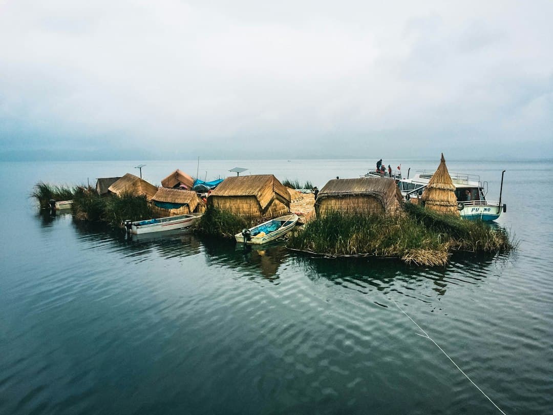 Casas junto a una masa de agua, en el chat de Huancané
