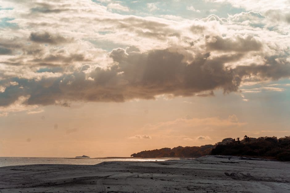 Nubes sobre la playa al atardecer, en el chat de Puerto Armuelles