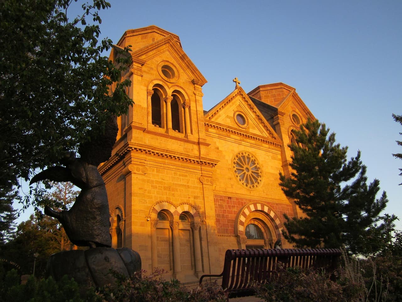 Fachada de una iglesia en Santa Fe, en el chat de Santa Fe