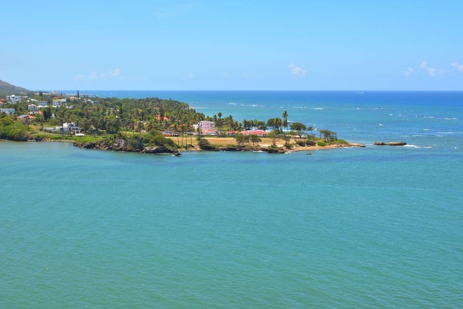 Vista aérea de una península tropical en Puerto Plata, en el chat de Villa Montellano