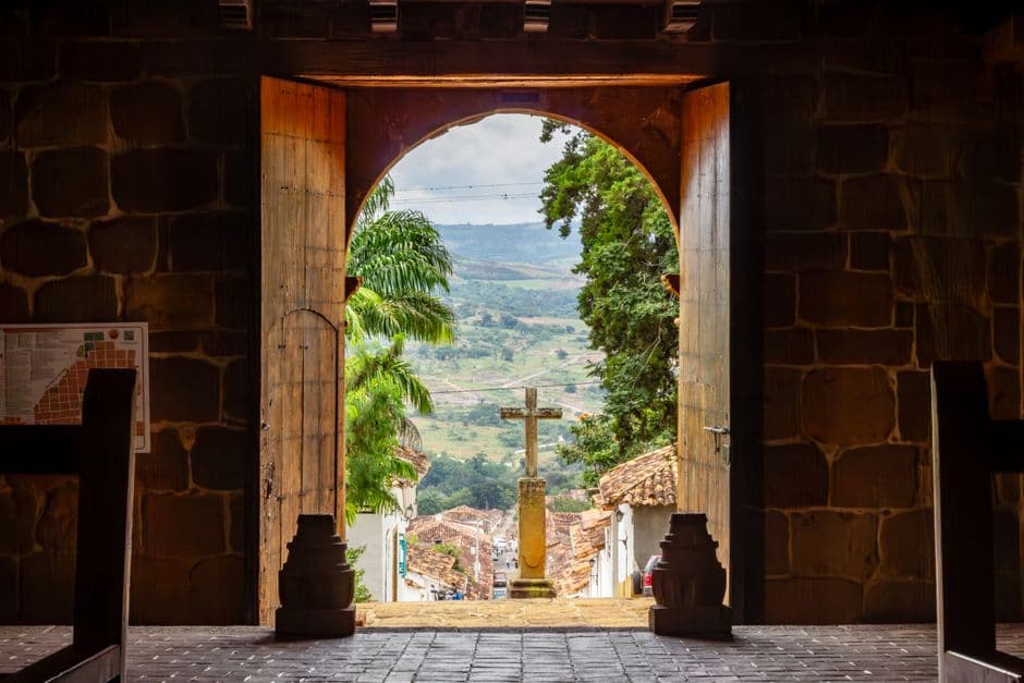 Cruz en la entrada de una iglesia en Colombia, en la sala de chat de Ocaña