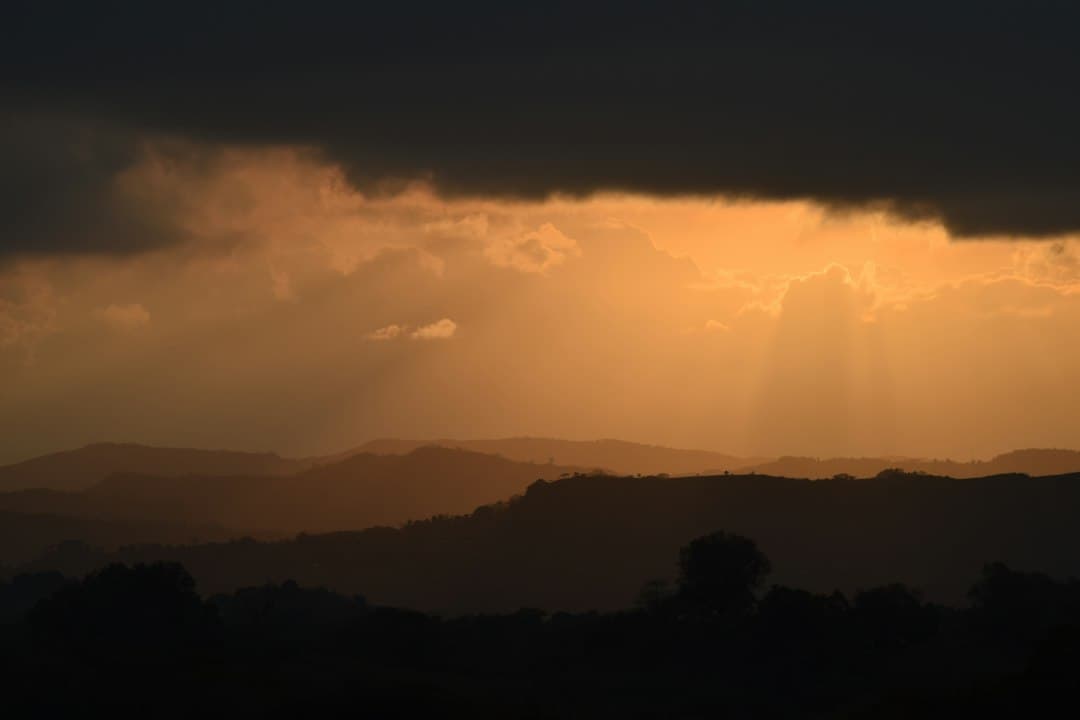 Silueta de una montaña bajo nubes negras, en el chat de San Juan Zitlaltepec