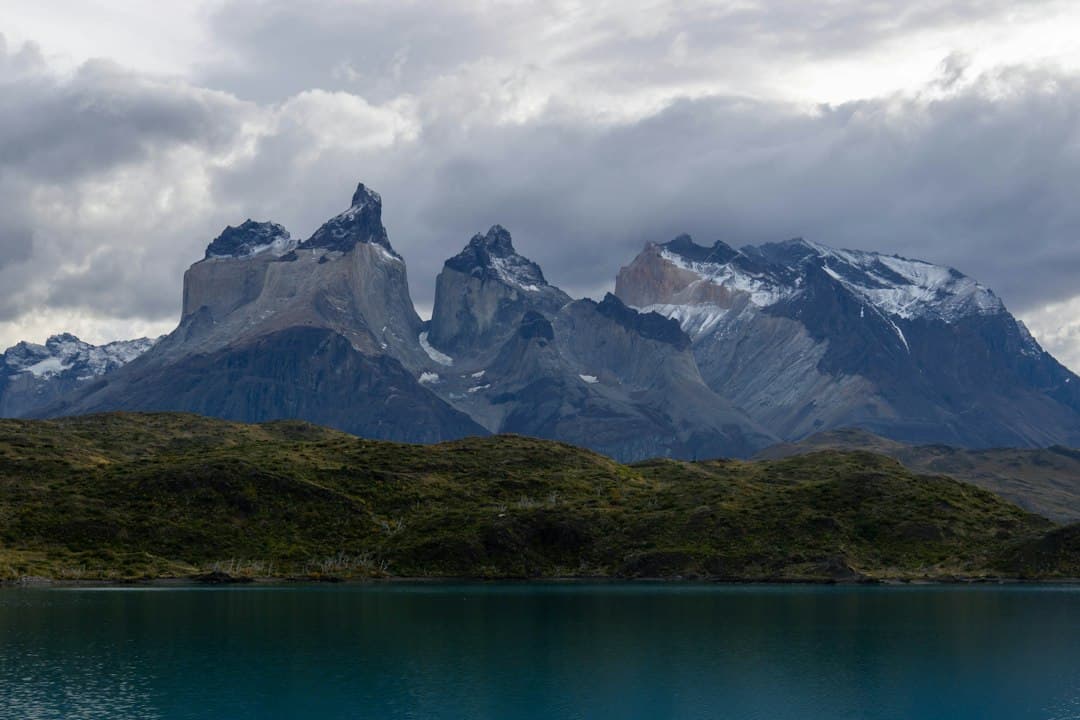 Montañas y un lago bajo un cielo nublado, en el chat de Coltauco