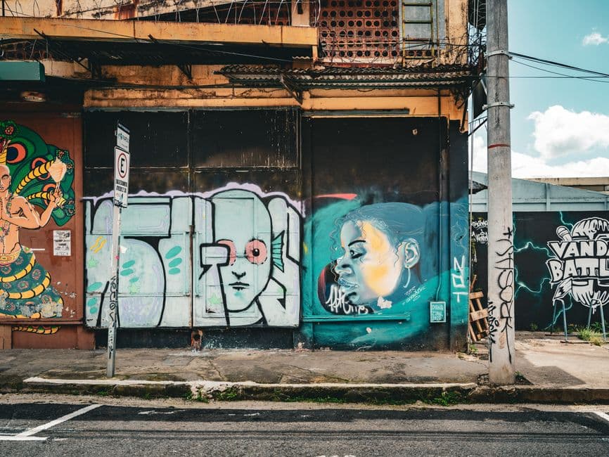 Arte urbano de colores en una calle, en el chat de San Juan de Dios