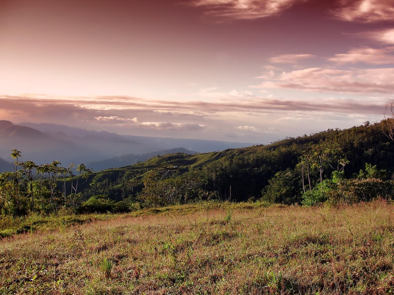 Paisaje de montañas de Costa Rica, en el chat de San Pablo