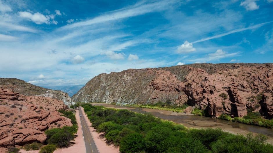 Vista aérea de una quebrada entre montañas, en el chat de Colonia Santa Rosa