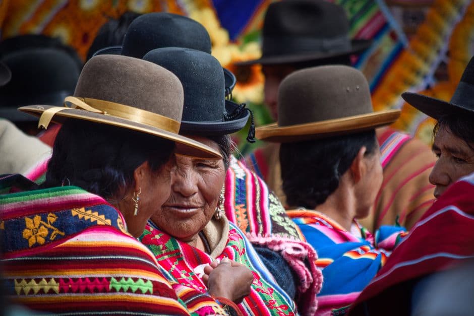 Mujeres con sombrero, en el chat de Punata