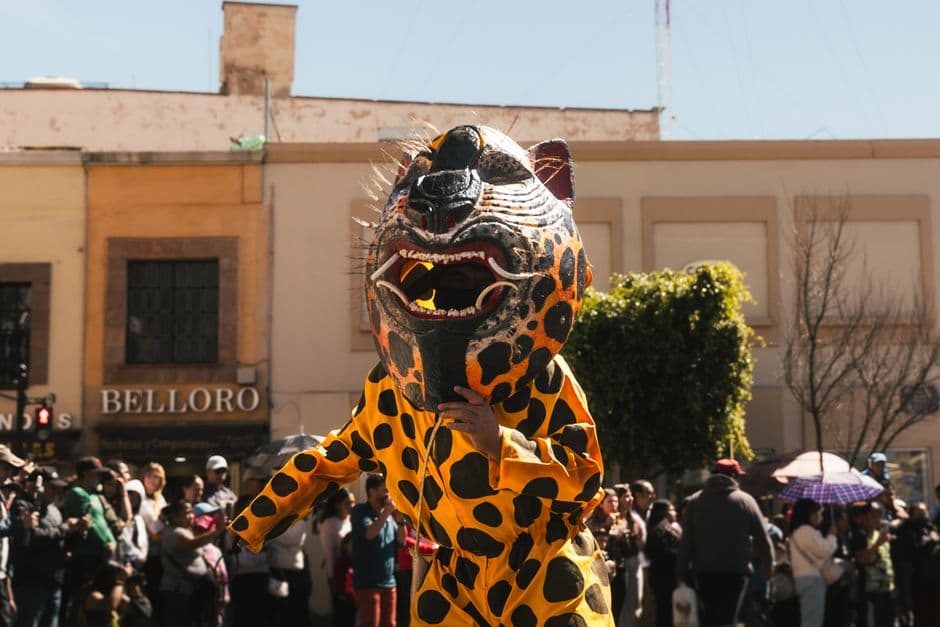Máscara de fiesta de colores en México, en el chat de Pajacuarán