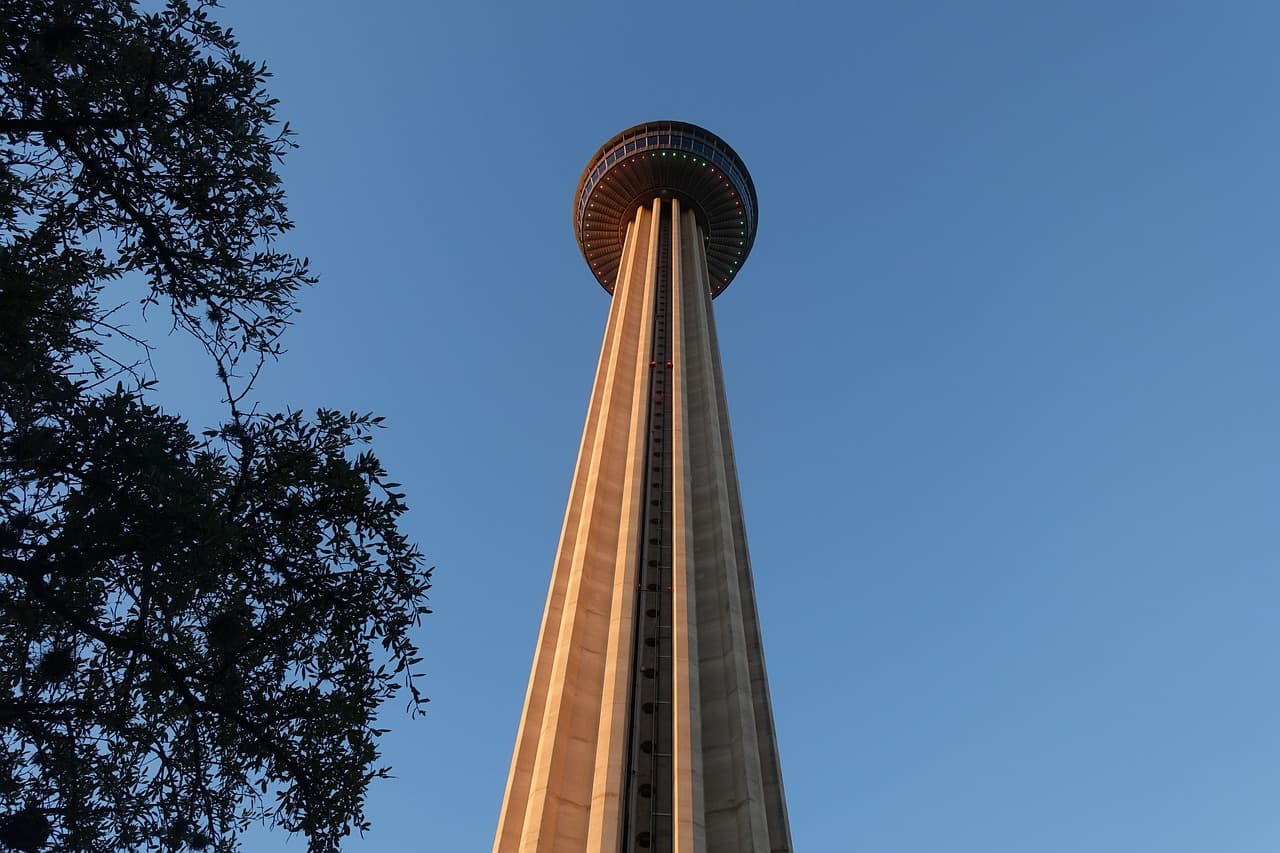 Torre de un edificio contra el cielo, en el chat de San Antonio Huista