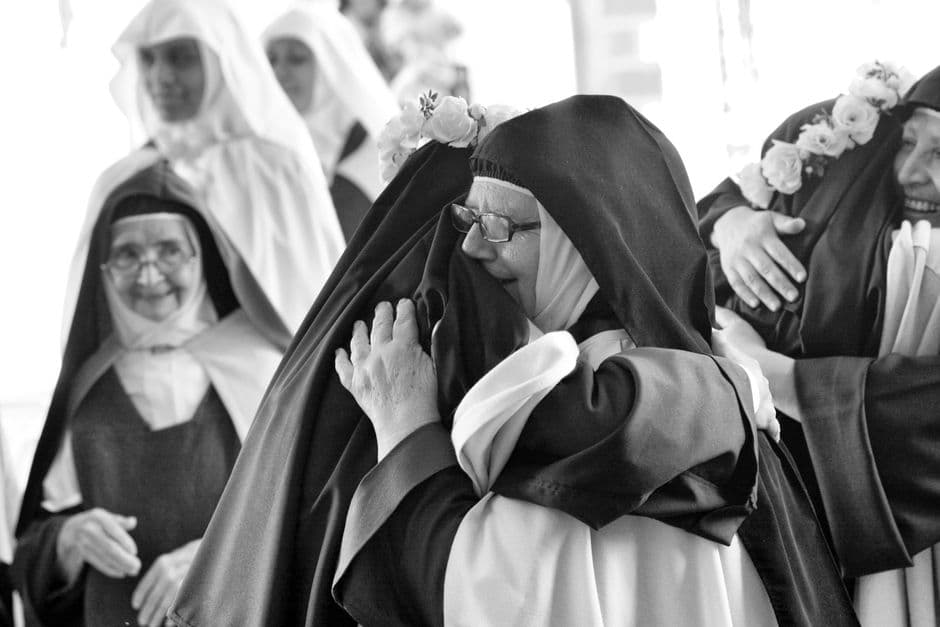 Monjas sonrientes abrazándose, en el chat de Monseñor Iturriza